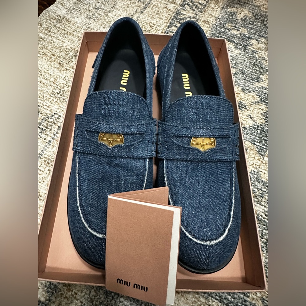 Miu Miu
Denim Coin Penny Loafers
Miu Miu Blue Denim Slip-On Loafers
Pristine